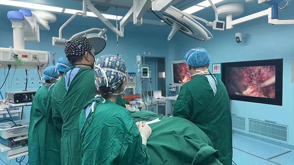 国内知名疝腹壁专家来赤峰市肿瘤医院行复杂复发造口旁疝手术